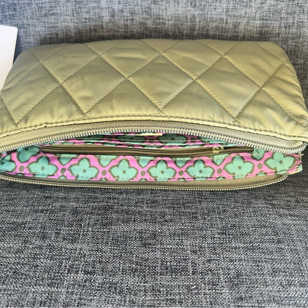 NWT Vera Bradley Essential Trio Clutch. Deep Lichen Green. Ultralight fabric - Picture 7 of 10